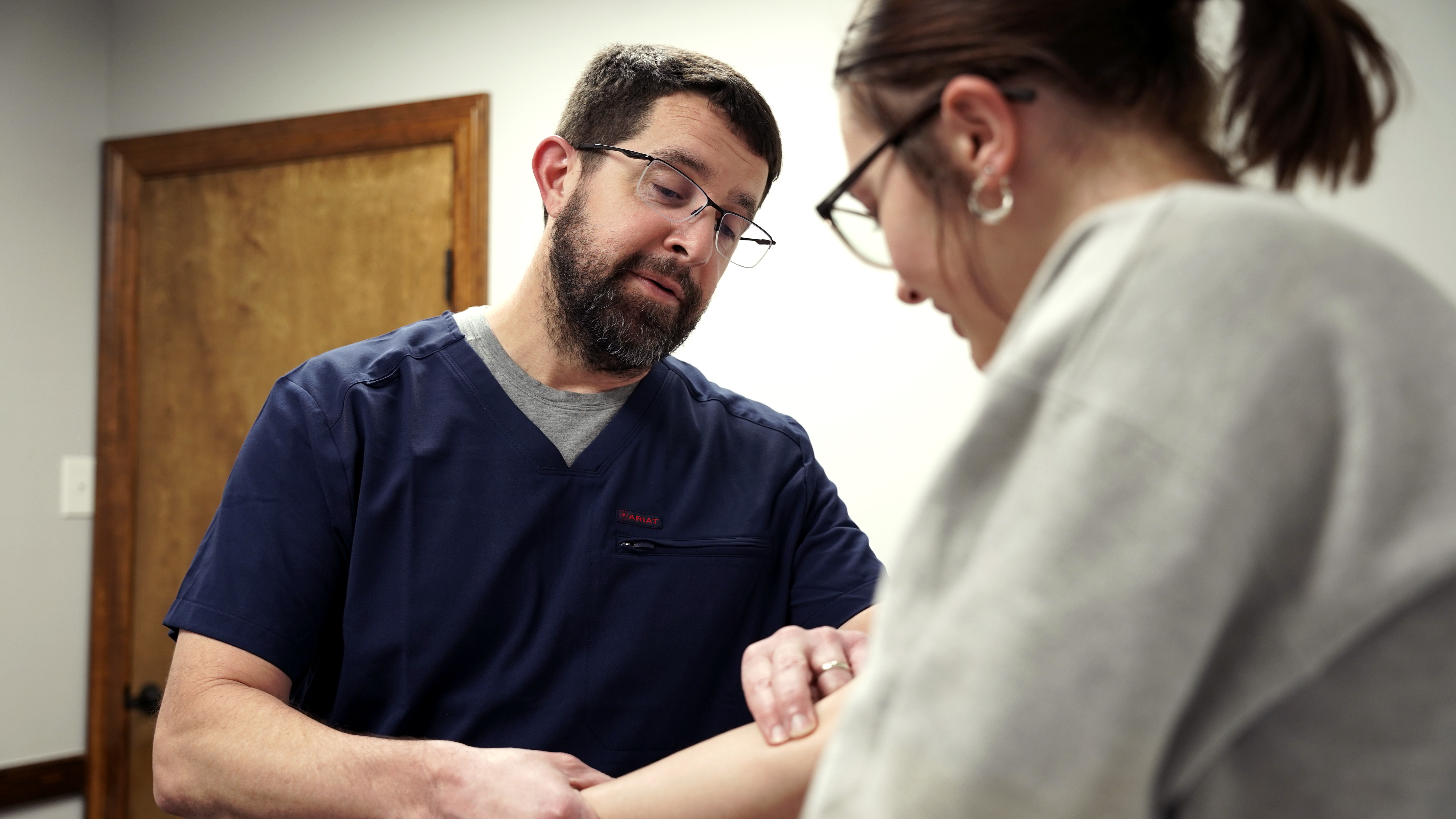A surgeon meeting with a patient for a pre-operative consultation